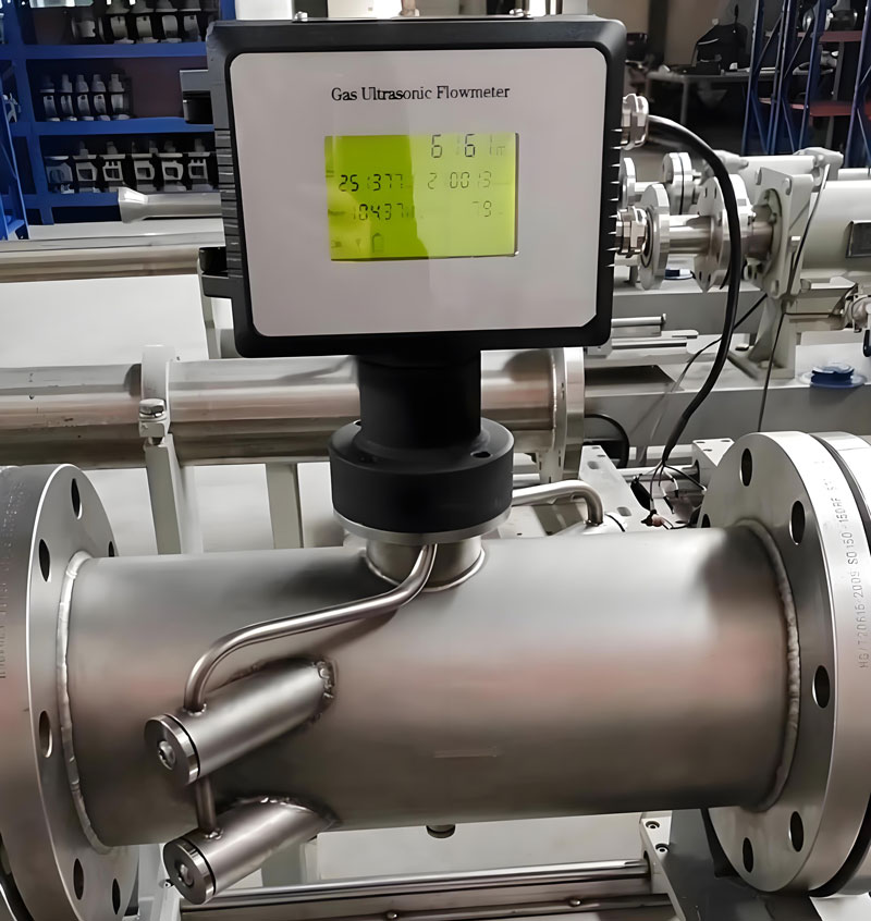 Ultrasonic flow meter for gas measurement