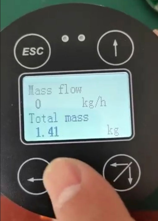 เครื่องวัดอัตราการไหลมวลแบบโคริโอลิสให้ค่าพารามิเตอร์หลายค่า Coriolis mass flowmeter provides multiple parameters